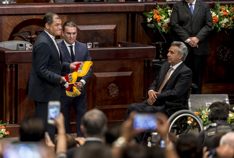 Correa Lenin entrega.jpg