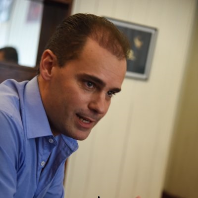 ventura hablando dos.jpg